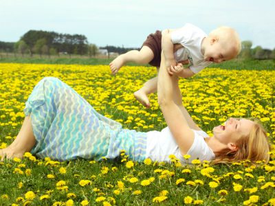 toddler-mom-playing-field-istock-christingasner400